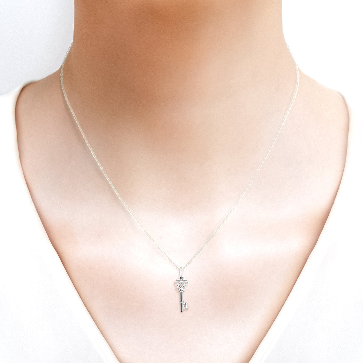 18K/ 750 White Gold 21st Birthday Key Pendant