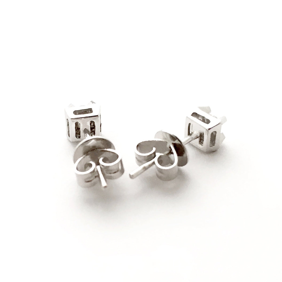 18K/ 750 White Gold Solitaire Diamond Earrings
