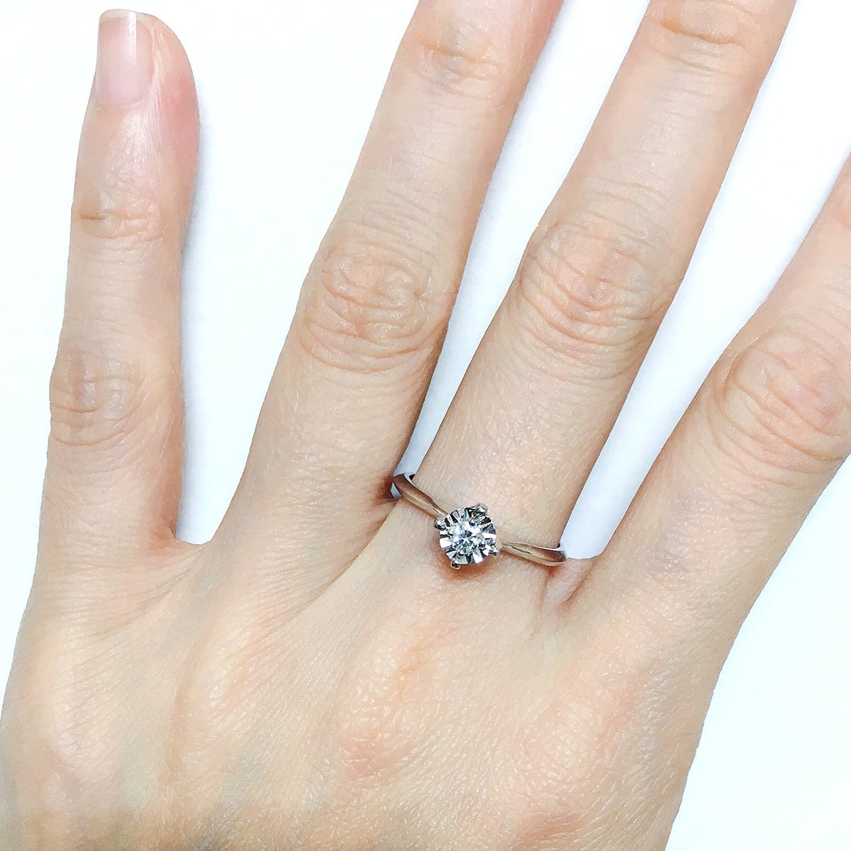 18K (750) White Gold Ladies/ Women Everyday Wear Solitaire Diamond Ring