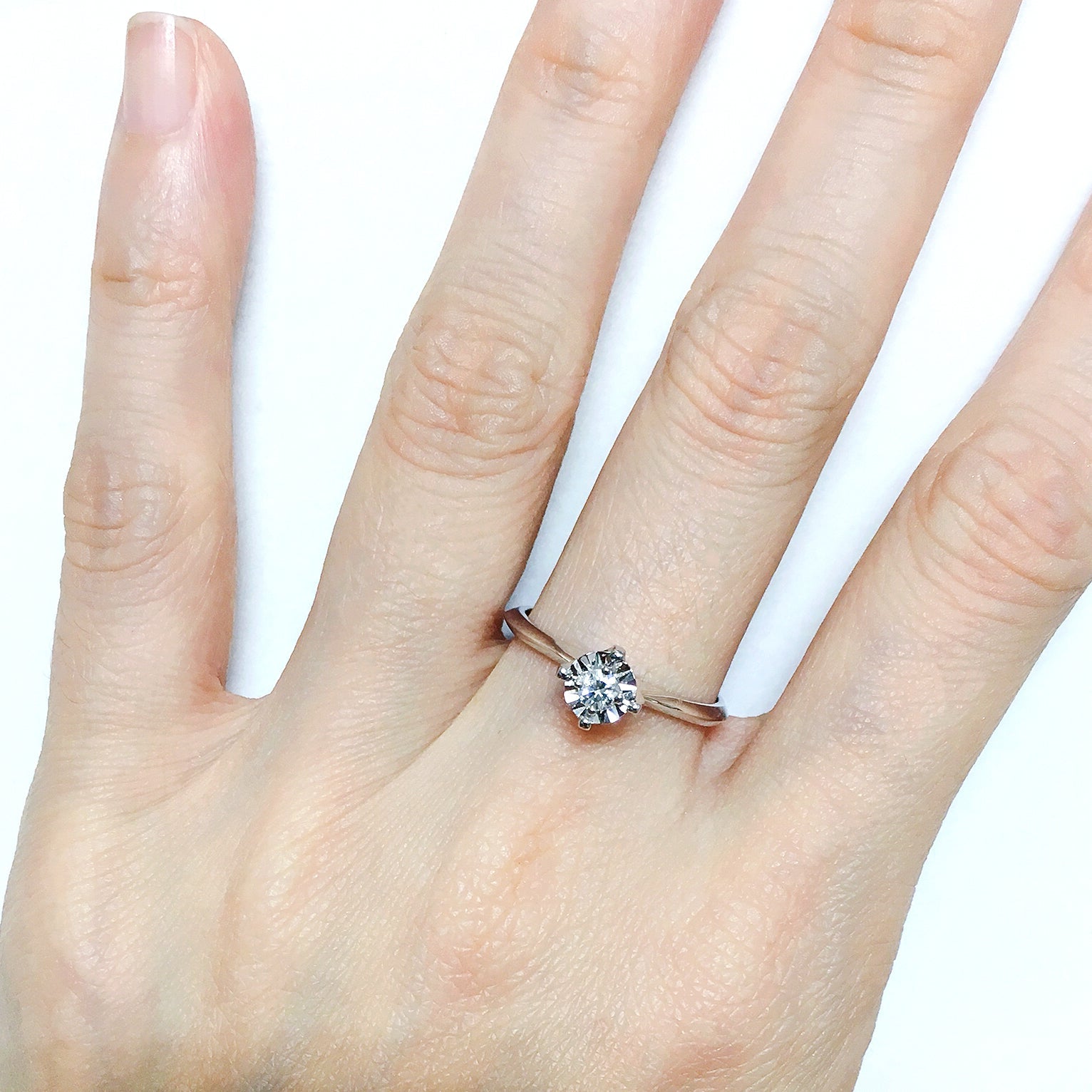 18K (750) White Gold Ladies/ Women Everyday Wear Solitaire Diamond Ring